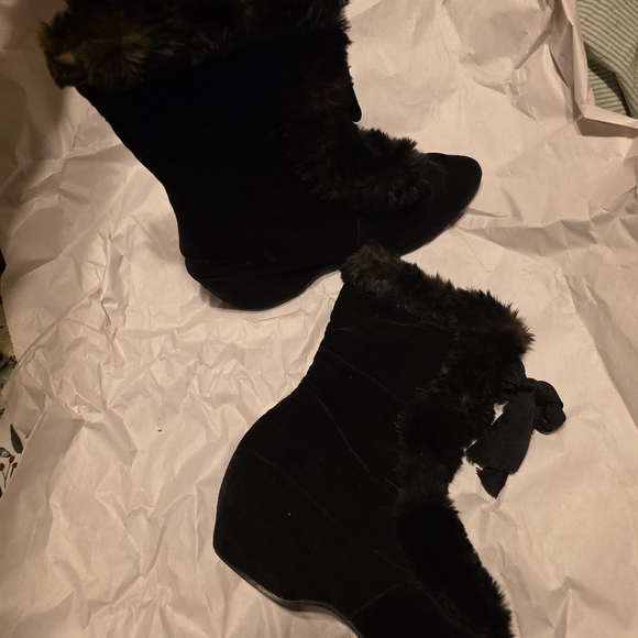 Elegant Black Fur-Trimmed Women's Boots (Probably Haunted) - Picture 13 of 15
